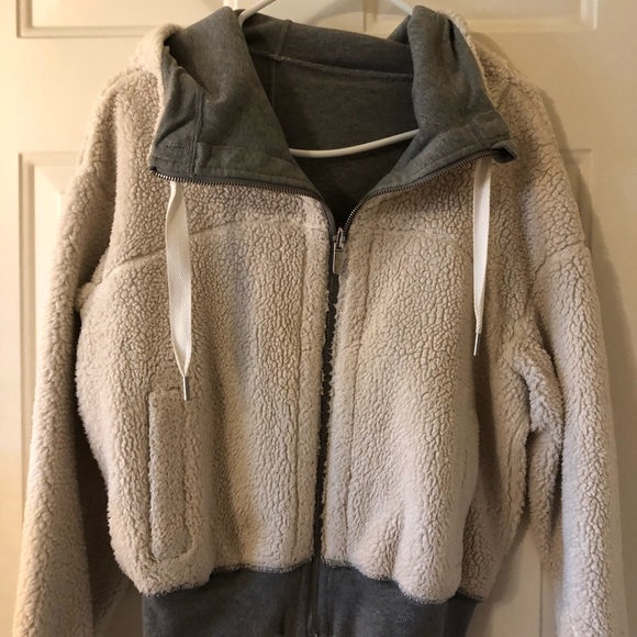 Lululemon Reversible Sherpa and Gray Crop Jacket in Size Medium - Picture 2 of 10